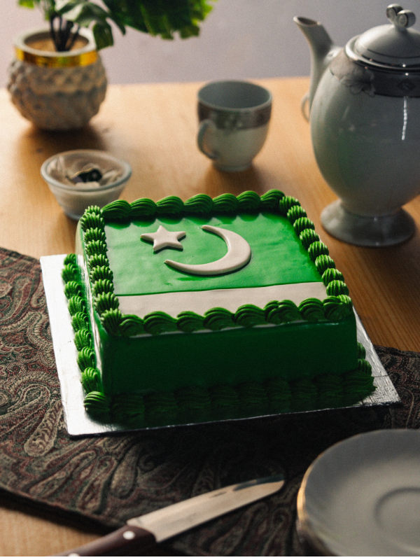 Azadi Cake Kit Kat Fondant 2 Lbs Square