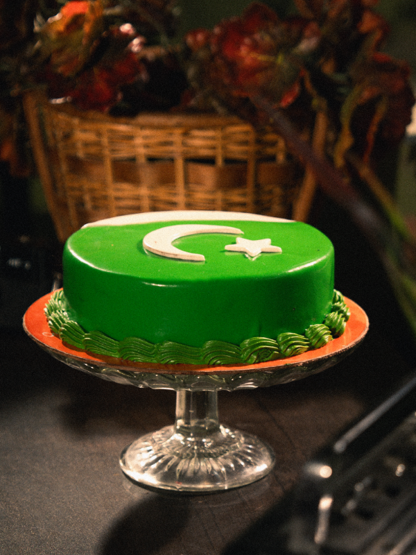 Azadi Cake Kit Kat Fondant 2 Lbs Round